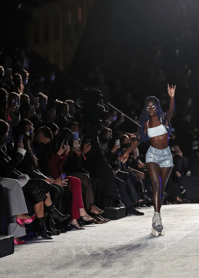 2020年9月，Oumi Janta 在巴黎时装周走秀